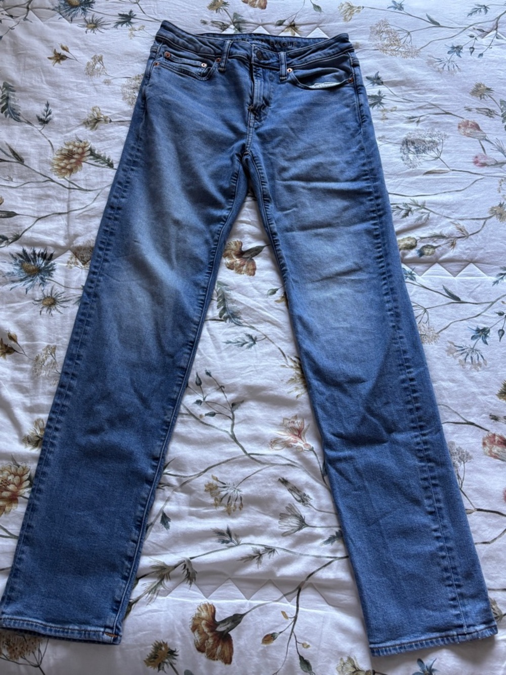 American Eagle Outfitter Airflex + Men’s Original Straight in Med Blue Denim